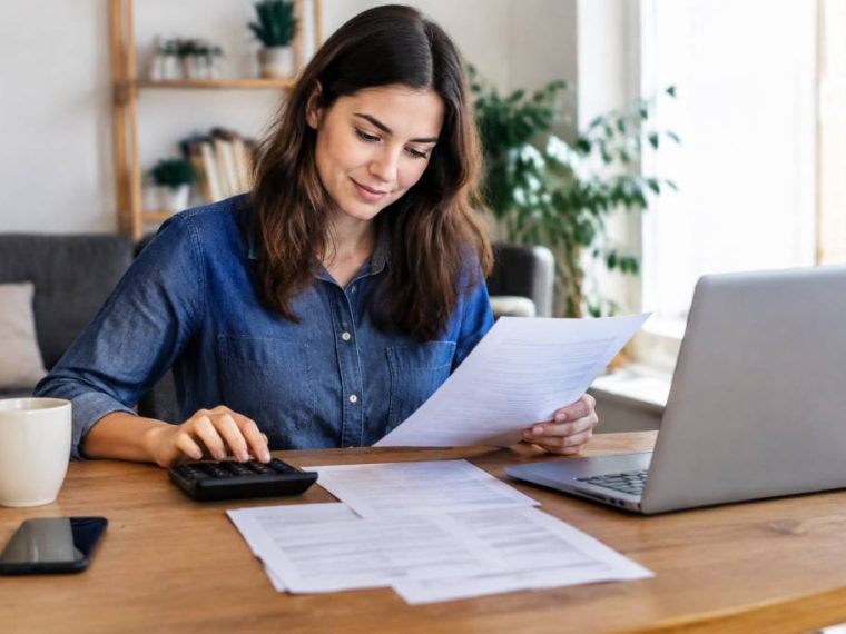 Avantages de la dispense d’acompte : qui peut en profiter et comment la demander